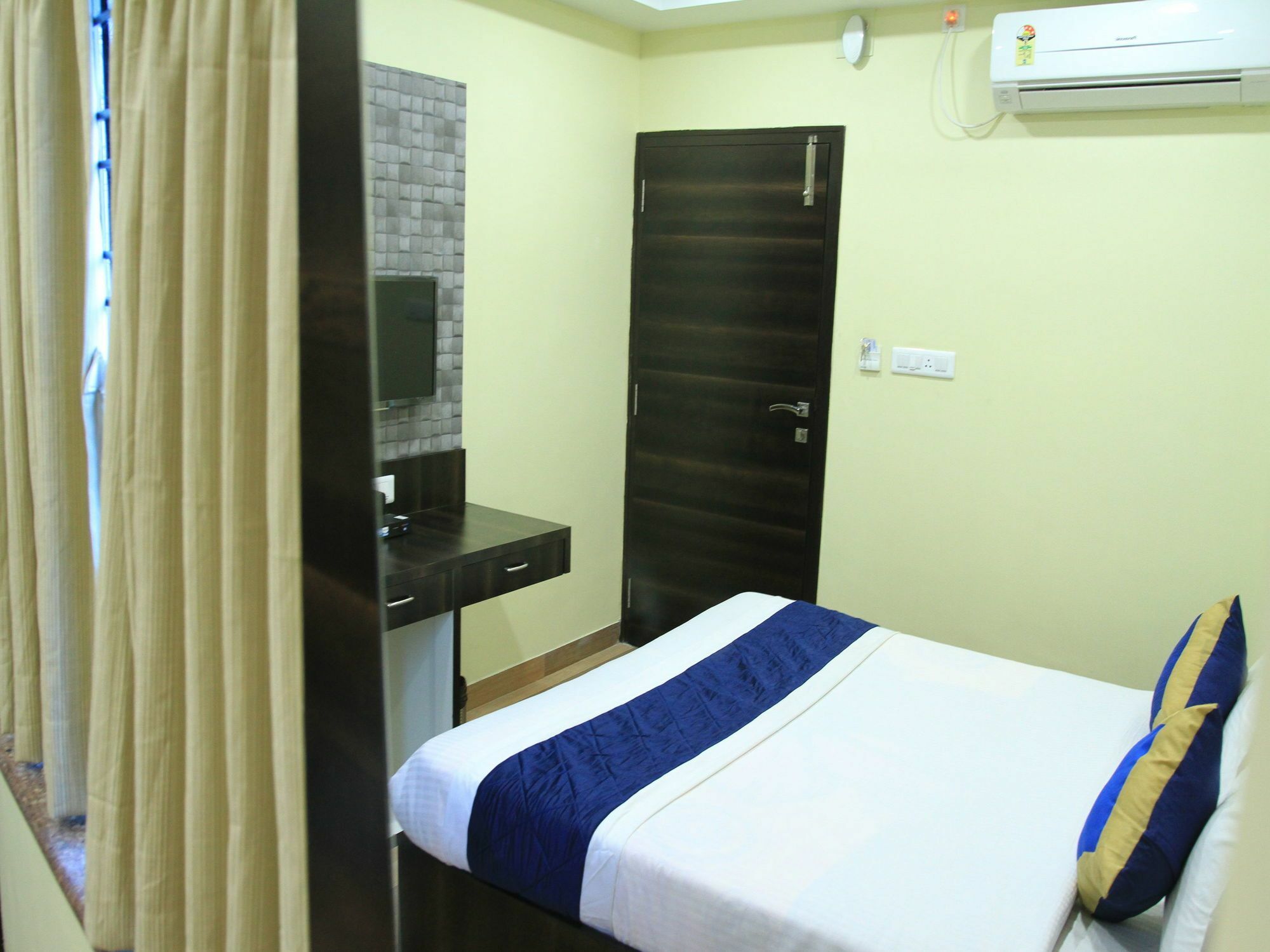 Oyo 7790 Hotel Royal Height Kolkata Bagian luar foto